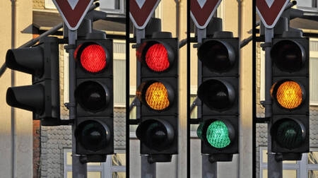 Cho phép lái xe vượt đèn vàng nếu việc dừng lại có thể gây nguy hiểm?