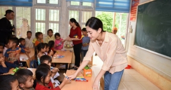 Hoa hậu Lương Thùy Linh giúp trẻ em Lũng Lìu xây ước mơ từ con đường trên núi