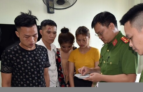 Bắt nhóm 4 nam, nữ thanh niên thuê phòng khách sạn ở Ninh Bình "bay lắc" ma tuý
