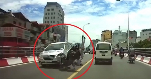 Clip: Pha vượt ẩu trên cầu vượt, hai người đàn ông đi xe máy bị ô tô đâm trực diện