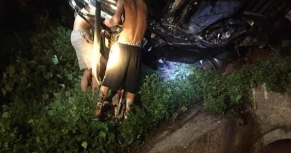 Quảng Ninh: Xe Limousine bị container đè bẹp nát, 3 người tử vong thương tâm