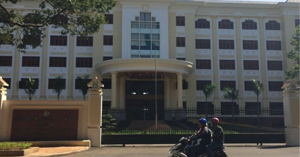 Yêu cầu UBND tỉnh Đắk Lắk chấm dứt việc sử dụng 71 hợp đồng lao động