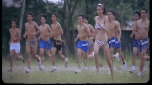 Phân cảnh Tăng Thanh Hà thoải mái diện bikini chạy nhảy giữa các chàng trai 6 múi từng gây nhiều tranh cãi trong bộ phim.