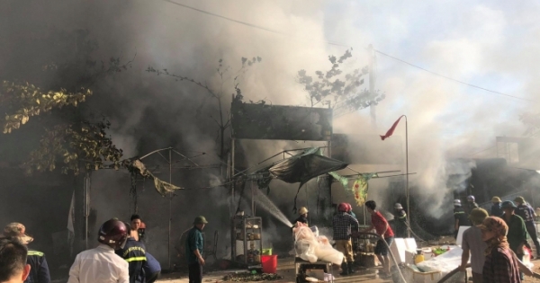 Chợ ở Nghệ An bùng cháy dữ dội, nhiều ki ốt bị thiêu rụi