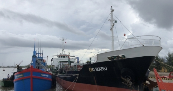 Cảnh sát biển bắt giữ tàu nước ngoài sang mạn hơn 1.000m3 dầu trái phép