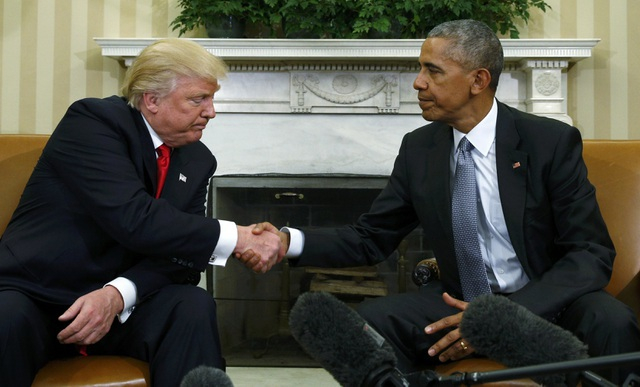 Ông Obama bắt tay ông Trump trong cuộc gặp tại Nhà Trắng năm 2016 (Ảnh: Reuters)