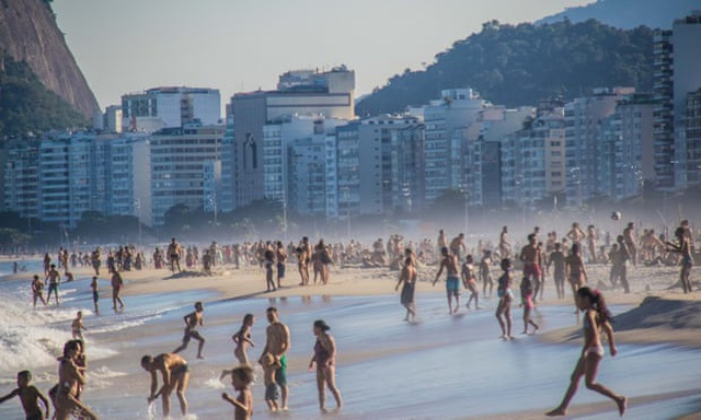 Bãi biển đông người ở Rio de Janeiro, Brazil bất chấp nguy cơ lây nhiễm Covid-19. (Ảnh: REX)