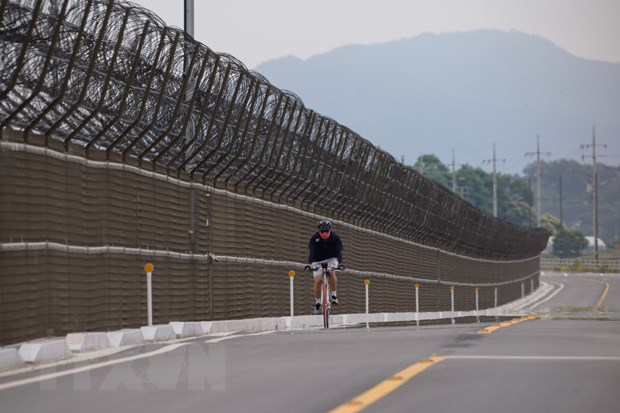 Hàng rào biên giới liên Triều tại đảo Gyodong, Hàn Quốc ngày 18/6. (Ảnh: AFP/TTXVN)