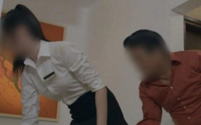 Trưởng Phòng Giáo dục huyện Bình Xuyên bị cách chức vì có hành vi “sàm sỡ” nữ giáo viên. Ảnh minh họa cắt từ clip