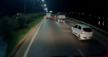 [Clip]: Tài xế xe tải tông ngã người điều khiển xe máy rồi bỏ chạy