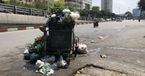 Nắng nóng 40 độ, phố phường Hà Nội nghẹt thở vì rác bốc mùi xú uế