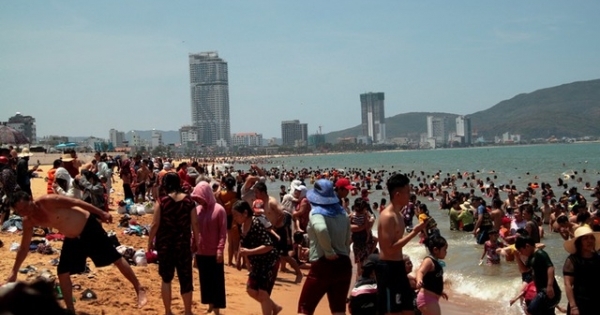 Bình Định: Bãi biển đông nghịt người tắm "xả xui" giữa trưa Tết Đoan Ngọ