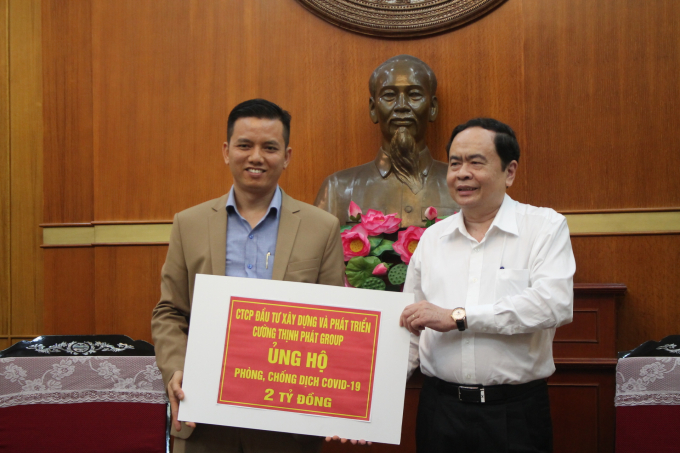 1Ông Hoàng Văn Sáng – Tổng Giám đốc Công ty Cường Thịnh Phát Group trao số tiền 2 tỷ đồng ủng hộ phòng chóng dịch Covid-19.