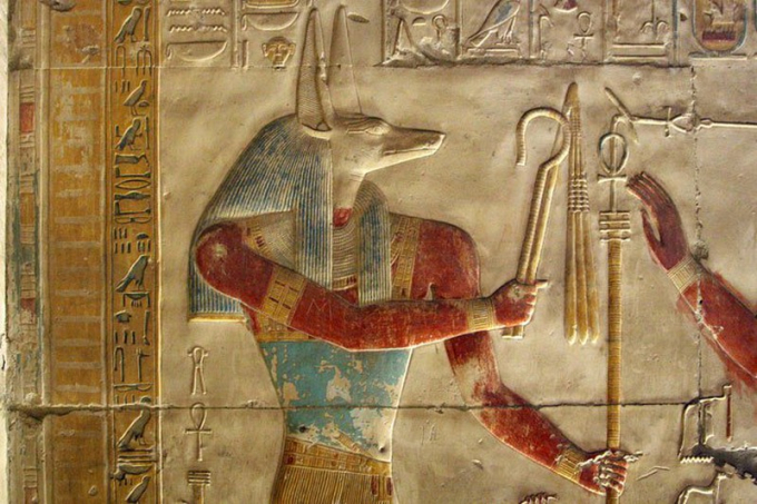 Vị thần Ai Cập cổ và những chiếc móc, chiếc néo biểu tượng cho sức mạnh thần bí của họ.