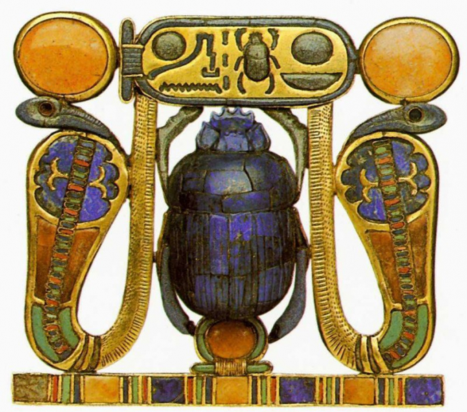 Người Ai Cập cổ quan niệm con bọ hung là biểu tượng của sức mạnh, sáng tạo và sự biến đổi.