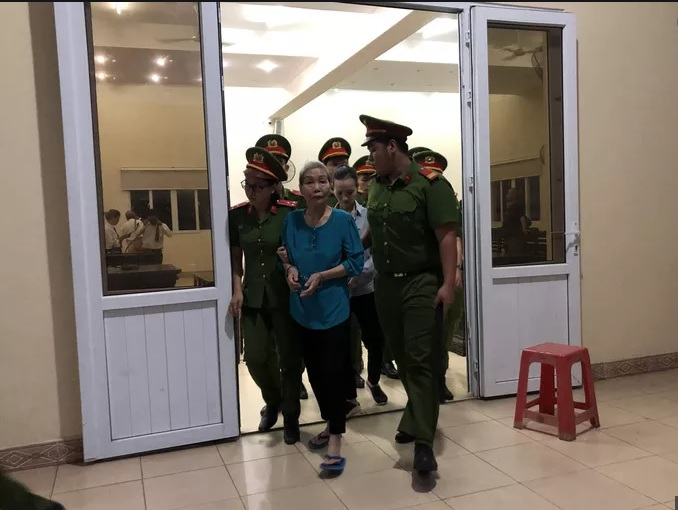 Lực lượng chức năng dẫn giải bị cáo Trịnh Thị Hồng Hoa vào phòng xét xử.