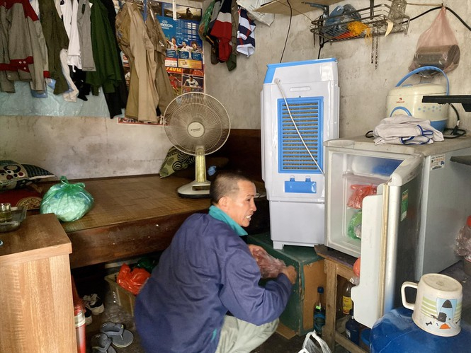 Căn phòng thuộc “hạng sang” trong khu trọ ngốn 600-700 nghìn tiền điện/tháng  Ảnh: Việt Linh