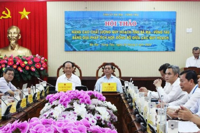 Các ông: Mai Ngọc Thuận-Phó Chủ tịch HĐND tỉnh (trái); Lê Tuấn Quốc-Phó Chủ tịch UBND tỉnh chủ trì Hội thảo (ảnh: Cổng TTĐT BRVT)