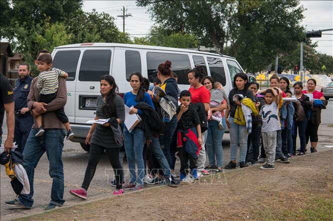 Người tị nạn Trung Mỹ được đưa tới nơi ở tạm sau khi được thả khỏi nơi giam giữ ở McAllen, Texas, Mỹ, ngày 12/6/2019. Ảnh tư liệu: AFP/TTXVN