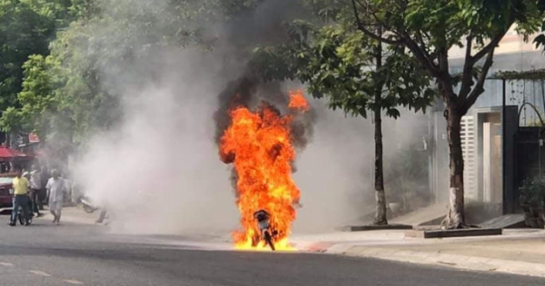 Quảng Nam: Xe máy đang chạy bỗng cháy trơ khung