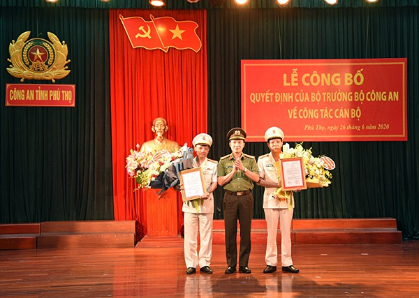 Đại tá Phạm Trường Giang, Giám đốc Công an tỉnh trao quyết định của Bộ trưởng bộ Công an bổ nhiệm 2 Phó Giám đốc công an tỉnh Phú Thọ.
