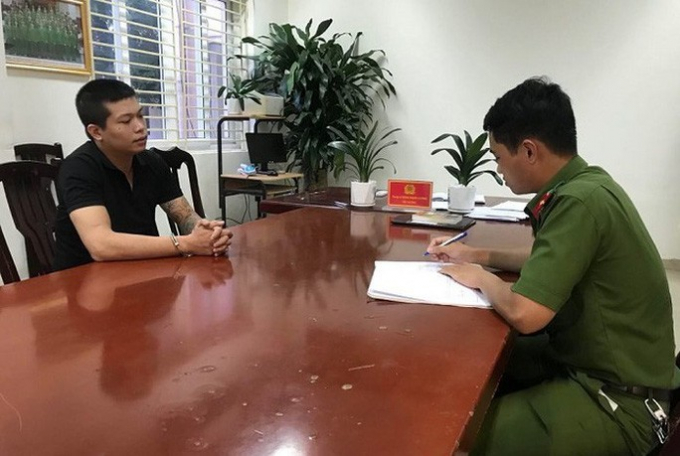 Nghi phạm cướp tiệm vàng Nguyễn Khắc Hải tại cơ quan công an sau khi bị bắt