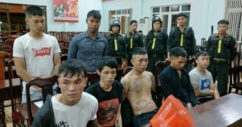 [Clip]: Hàng chục thanh niên cầm hung khí hỗn chiến ở Đắk Lắk khiến người dân hoảng sợ