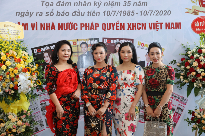 Những người đẹp tham dự Toạ đàm do Báo Pháp luật Việt Nam tổ chức.