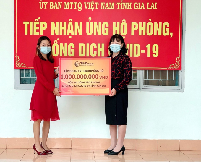 Đại diện Tập đoàn T&amp;amp;T Group trao hỗ trợ cho đại diện Uỷ ban MTTQ Việt Nam tỉnh Gia Lai