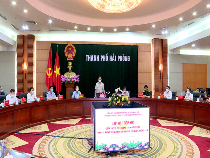 Bí thư Thành ủy Trần Lưu Quang phát biểu tại buổi gặp mặt