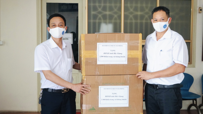 Lãnh đạo BHXH TP tặng khẩu trang cho BHXH tỉnh Bắc Giang