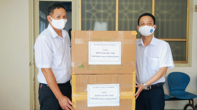 Lãnh đạo BHXH TP tặng khẩu trang cho BHXH tỉnh Bắc Ninh.