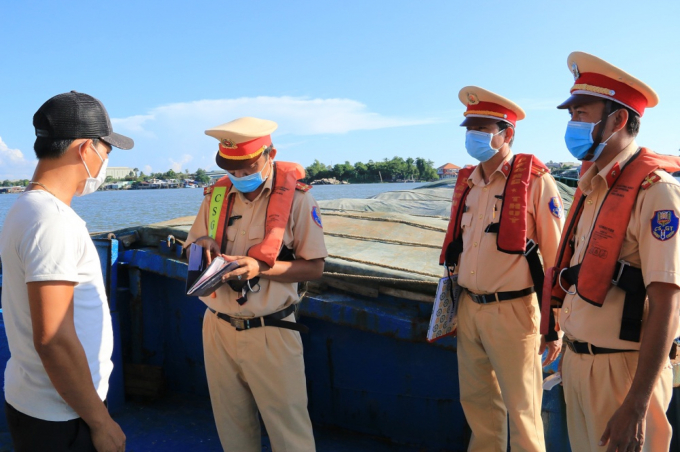 Lực lượng Thủy đội phòng Cảnh sát đường thủy Công an tỉnh kiểm tra thân nhiệt và điều tra lịch sử dịch tễ các thành viên trên phương tiện thủy lưu thông vào địa bàn.