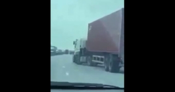 [Clip]: Container lạng lách, đánh võng trên đường tìm cách tháo chạy khỏi lực lượng CSGT