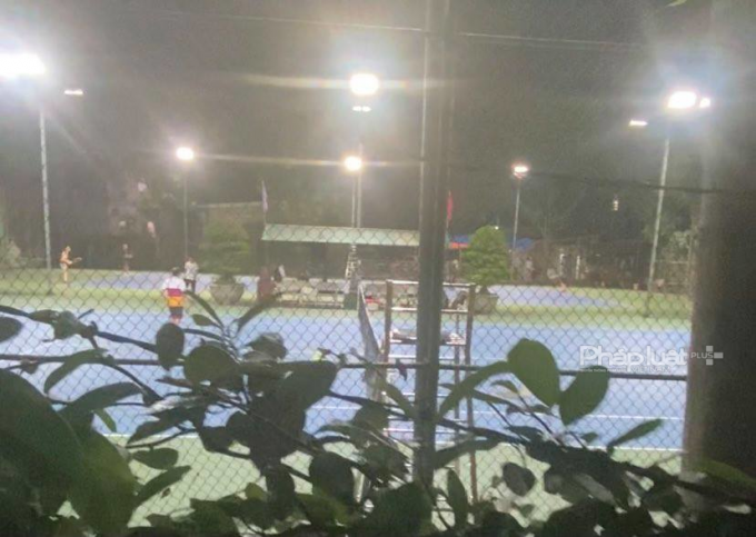 Dịch bệnh Covid-19 ở Hà Nội phức tạp, sân tenis ở phường Tứ Liên vẫn đông người chơi