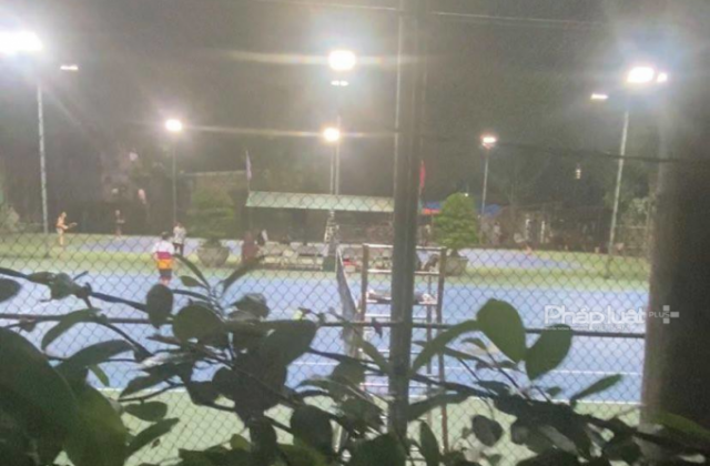 Dịch bệnh Covid-19 ở Hà Nội phức tạp, sân tenis ở phường Tứ Liên vẫn đông người chơi