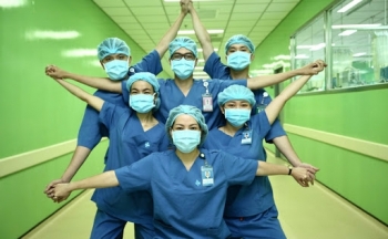 Những hình ảnh đáng yêu của các y bác sỹ trẻ nơi tuyến đầu chống dịch