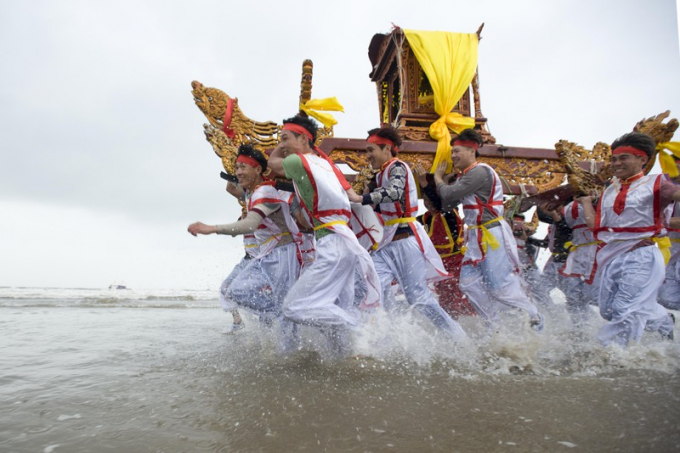 Rước kiệu “bay” là nét văn hóa độc đáo tại lễ hội đền Cờn.