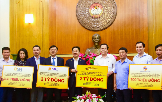 Ảnh trao 4 biển ủng hộ của hệ sinh thái doanh nhân Đỗ Quang Hiển tại Uỷ ban MTTQ Việt Nam