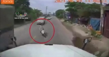Video: Nam thanh niên vượt ẩu tông thẳng vào đầu xe container