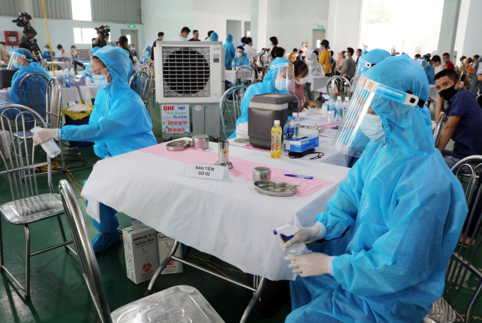 Bộ Y tế đã chỉ đạo điều động hơn 300 sinh viên trường Cao đẳng Y tế Bạch Mai đến hỗ trợ triển khai tiêm cho Bắc Giang, Bệnh viện Phổi Trung ương cử 20 bác sĩ để tham gia khám sàng lọc và Sở Y tế Hà Nội hỗ trợ 20 xe và đội cấp cứu.