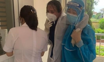 Nữ điều dưỡng ngất xỉu khi lấy mẫu xét nghiệm cho người dân trong vùng phong tỏa ở Hà Tĩnh