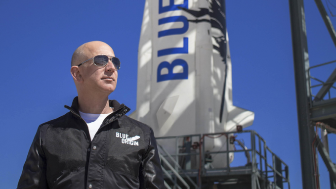 Tỷ phú Jeff Bezos trước tên lửa New Shepard của Blue Origin.