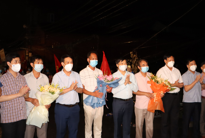 Thứ trưởng Bộ Y tế Đỗ Xuân Tuyên - Trưởng Bộ phận thường trực đặc biệt của Bộ Y tế hỗ trợ phòng chống dịch COVID-19 tại Bắc Ninh và ông Đào Quang Khải, Phó Chủ tịch UBND tỉnh Bắc Ninh cũng đã đến chia vui cùng người dân tại đây.