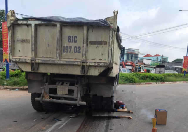 Bình Dương: Xe máy va chạm với xe ben, một người tử vong