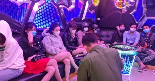 Mở cửa đón khách mùa dịch, 2 quán karaoke ở Lâm Đồng bị thu hồi giấy phép