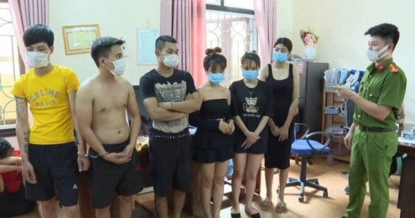 Phú Thọ: Gần 40 nam thanh, nữ tú vẫn "bay lắc" ma túy trong quán karaoke