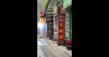 [Video]: Cột điện bốc cháy dữ dội, nổ như pháo hoa, nhiều người phát hoảng