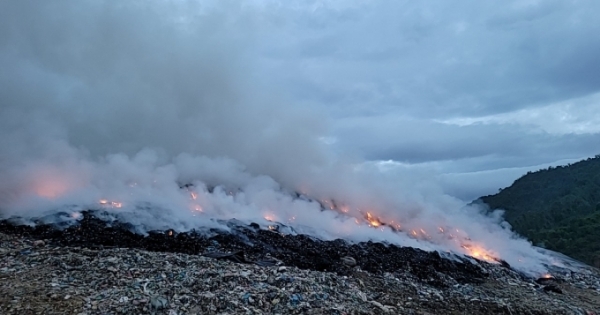 Cháy lớn tại khu vực bãi rác Khánh Sơn