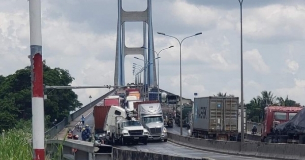 Va chạm xe liên hoàn tại chân cầu Phú Mỹ khiến giao thông ùn tắt nghiêm trọng
